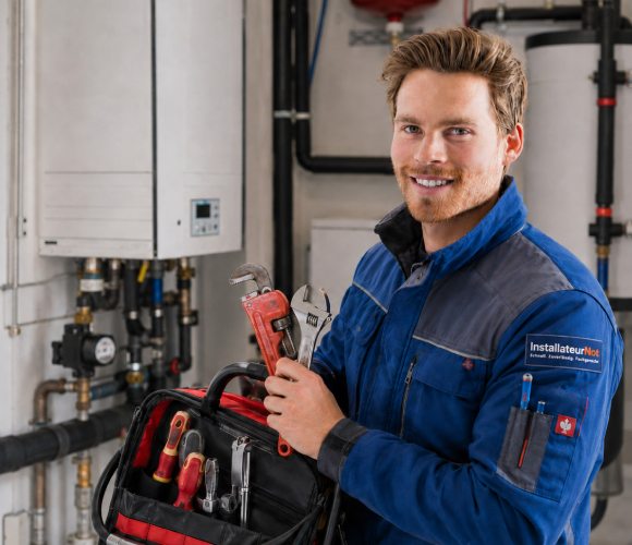 Installateur bei der Arbeit — Rohrbruch Notdienst